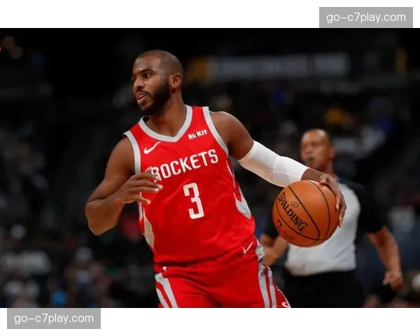 老将克里斯·保罗在替补席为年轻队友讲解战术，扮演场上教练角色